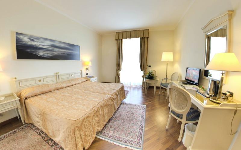 Hotel Savoy Palace Gardone Riviera Exterior foto